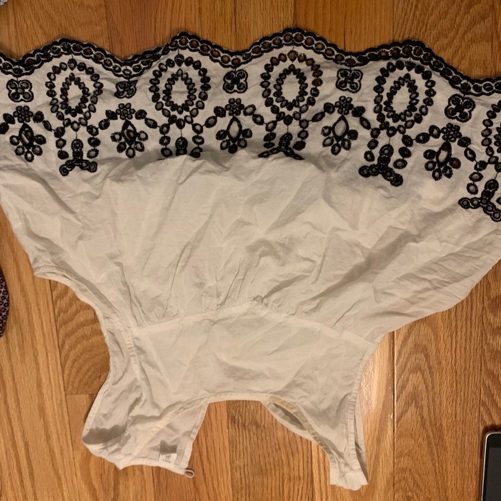 Black and White flowy cropped tank top blouse